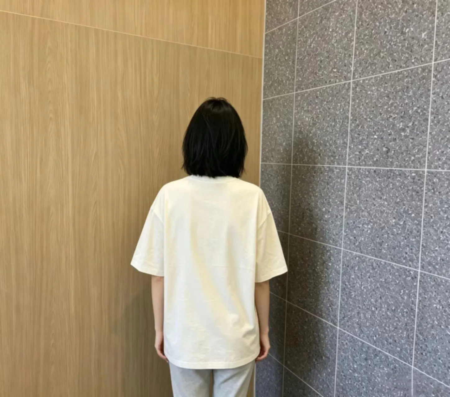 √